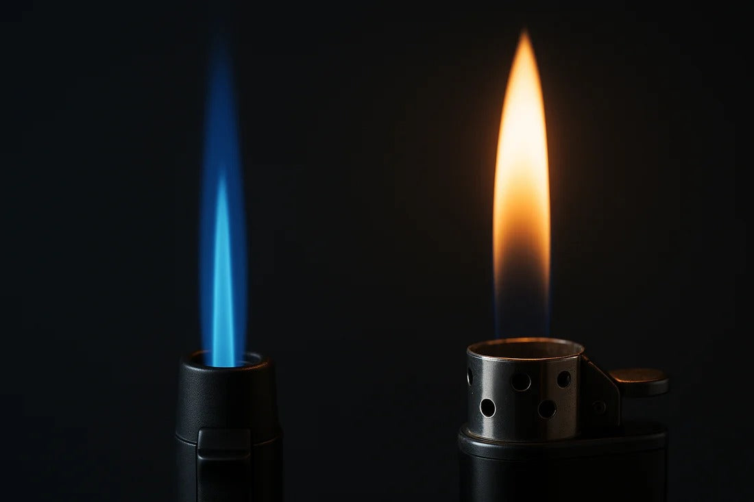Jetflame tegenover een gewone vlam: links een smalle blauwe jetflame, rechts een brede gele softflame, allebei op een donkere achtergrond