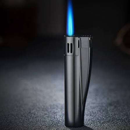 Isqueiro jet com uma chama azul sob pressão